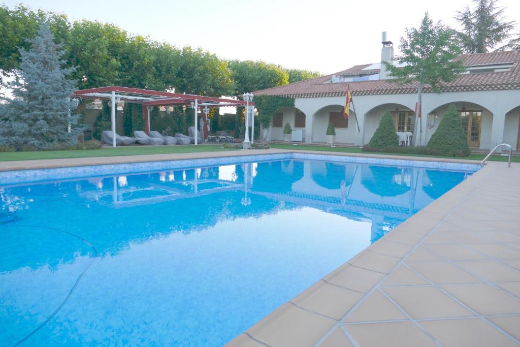 una piscina frente a una casa en Villamercedes 1, en Salamanca