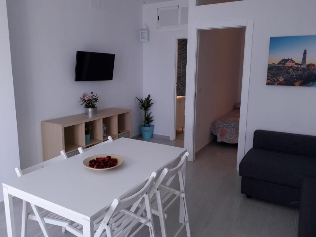 Televízia a/alebo spoločenská miestnosť v ubytovaní Apartamento faro Puerto Sherry