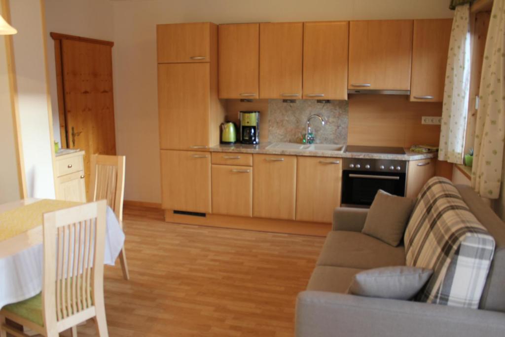 A kitchen or kitchenette at Bauernhof Grussberggut