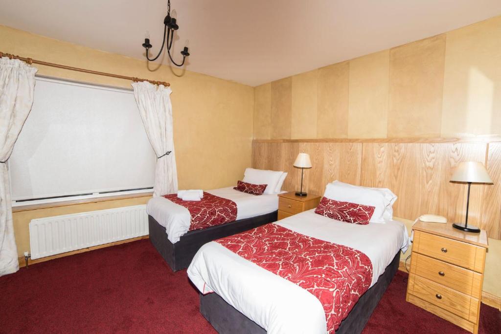 Postel nebo postele na pokoji v ubytování The Frontier Hotel
