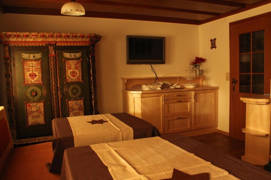 A television and/or entertainment centre at Bauernhof Grussberggut