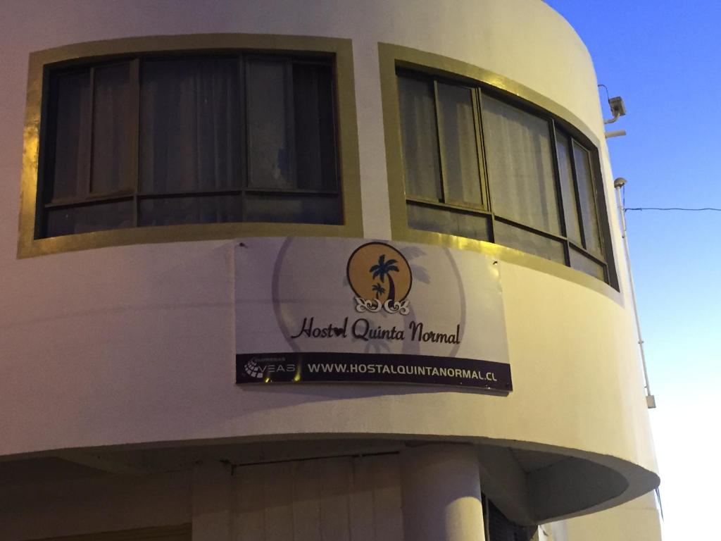 un edificio redondo con un cartel en el costado en Hostal Quinta Normal, en Antofagasta