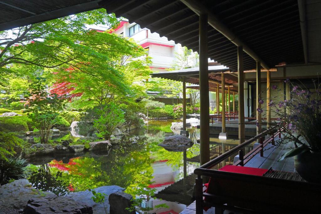 vistas al jardín desde el porche de una casa en Kinugawa Grand Hotel Yumenotoki, en Nikko