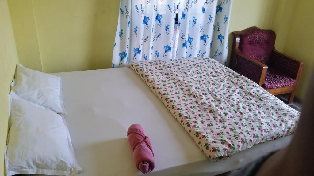 バンディプールにあるHotel Sanskaarのベッド(チェア付)