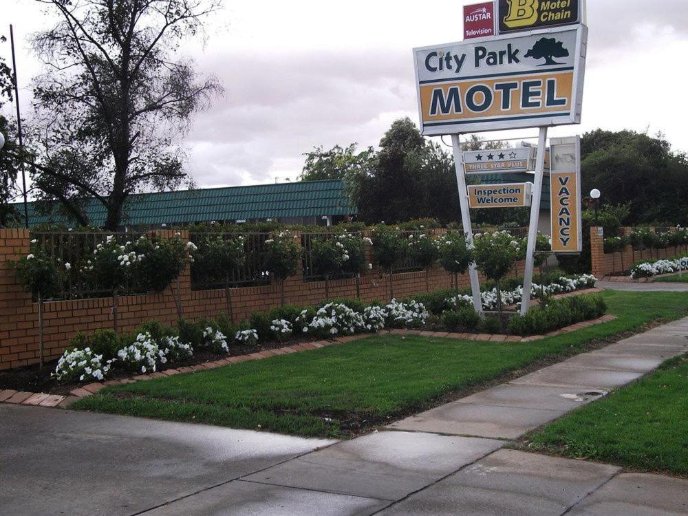 znak motelu w parku miejskim przed dziedzińcem w obiekcie City Park Motel and Apartments w mieście Wagga Wagga