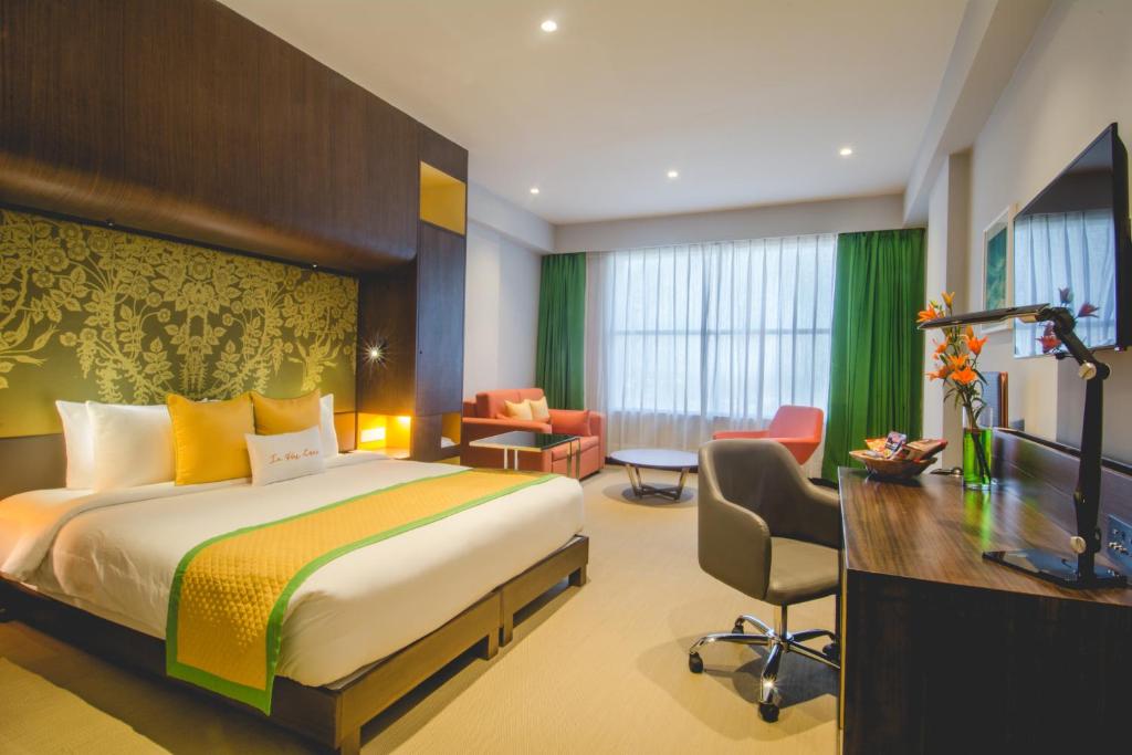 um quarto de hotel com uma cama e uma secretária em Zone by The Park Jodhpur em Jodhpur