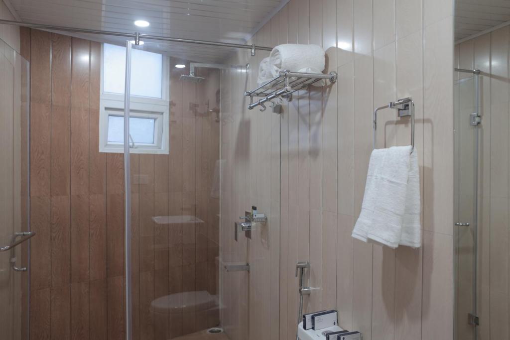 Koupelna v ubytování Jai Hotels