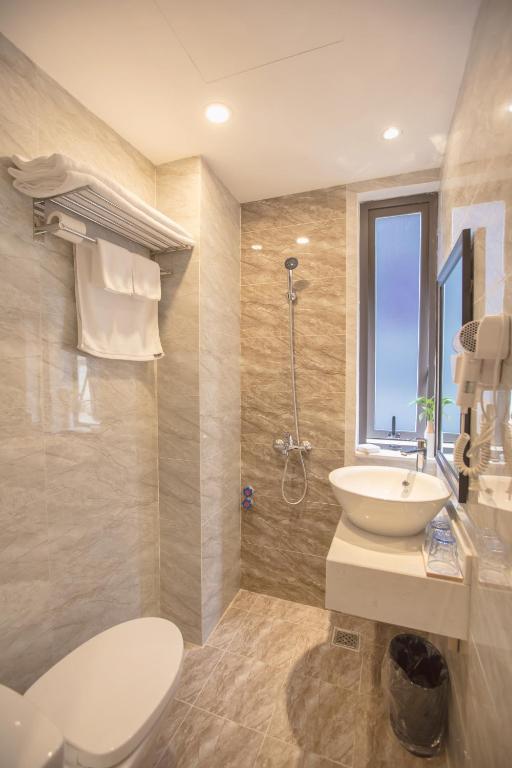 Koupelna v ubytování Dinh Ami Hanoi Hotel