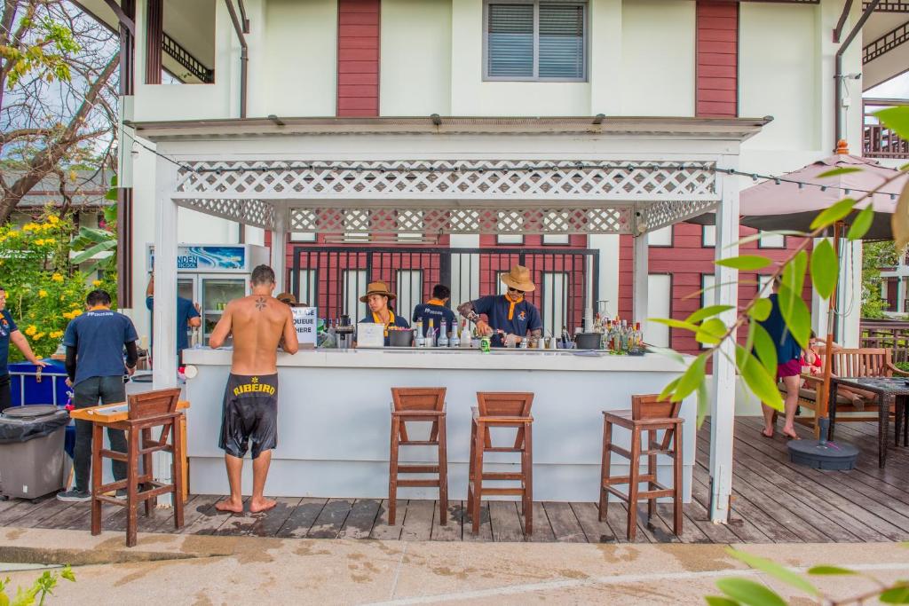 Os clientes hospedados em PP Charlie Beach Resort
