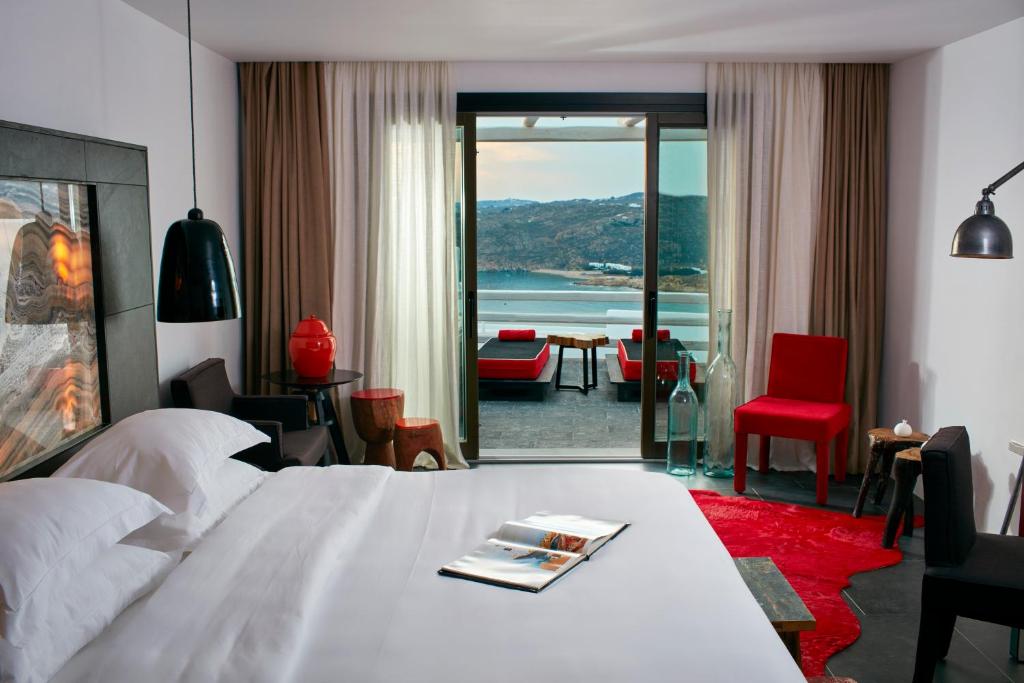 Postel nebo postele na pokoji v ubytování Myconian Avaton, a Member of Design Hotels