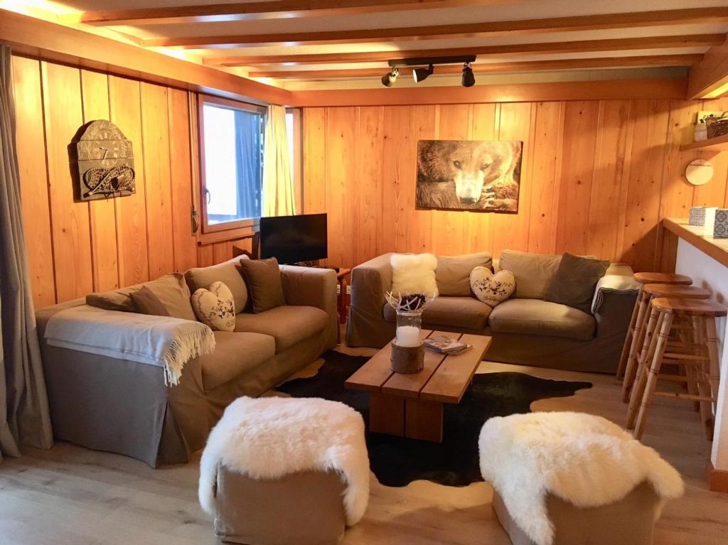 ein Wohnzimmer mit einem Sofa und einem Tisch in der Unterkunft Corbassière 32 in Verbier