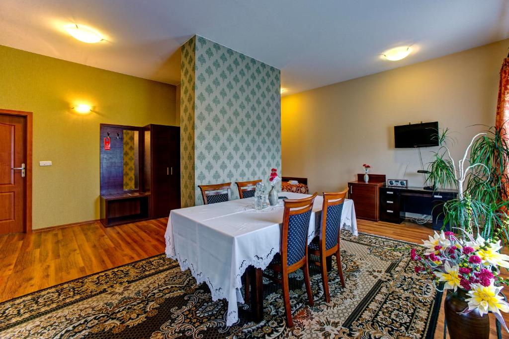 Kuchyň nebo kuchyňský kout v ubytování Hotel i Restauracja Bona