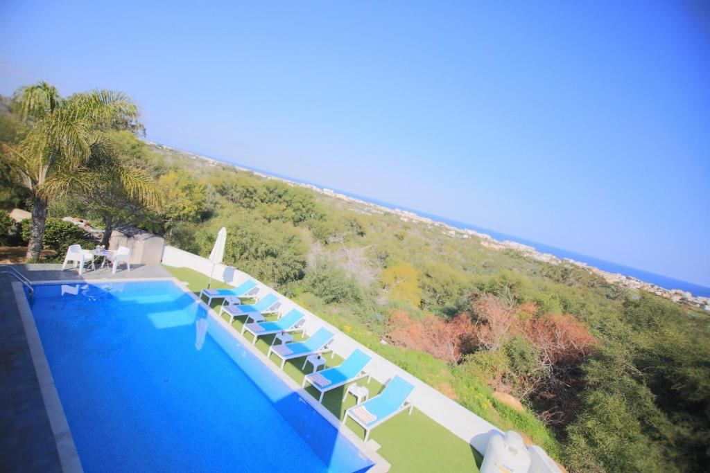 Bazén v ubytování Akefalou Bay Villa nebo v jeho okolí