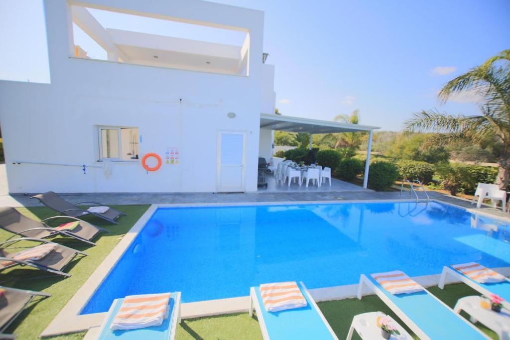 Bazén v ubytování Akefalou Bay Villa nebo v jeho okolí