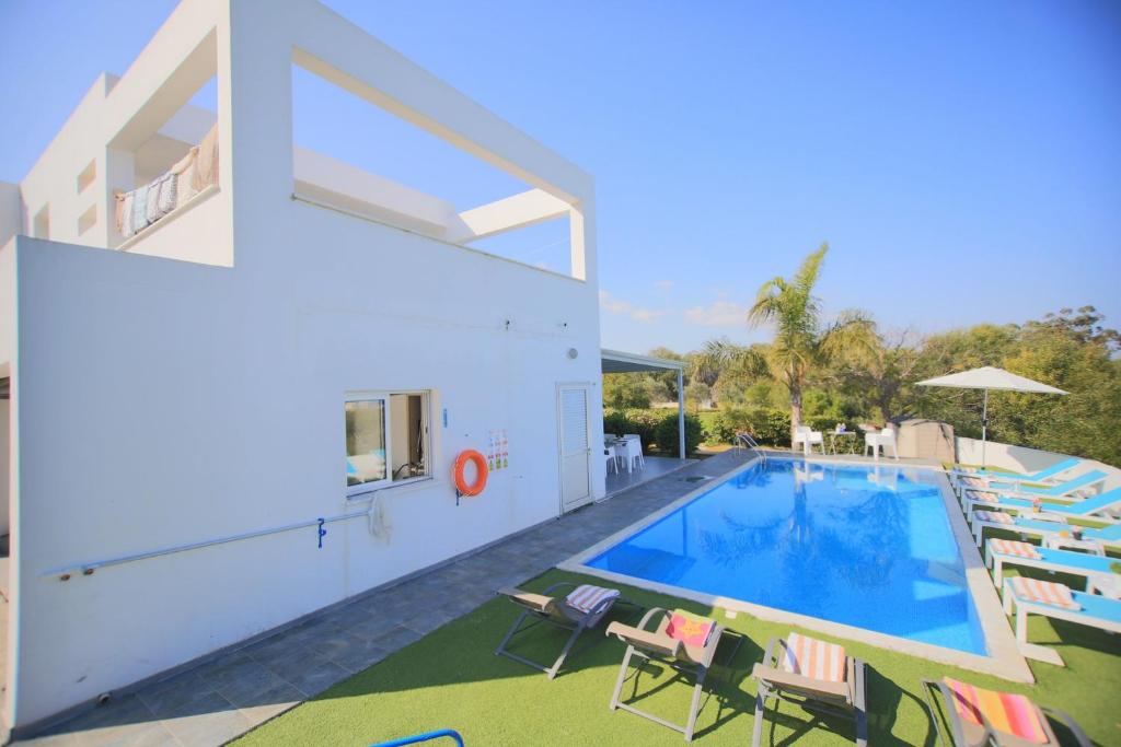 Bazén v ubytování Akefalou Bay Villa nebo v jeho okolí