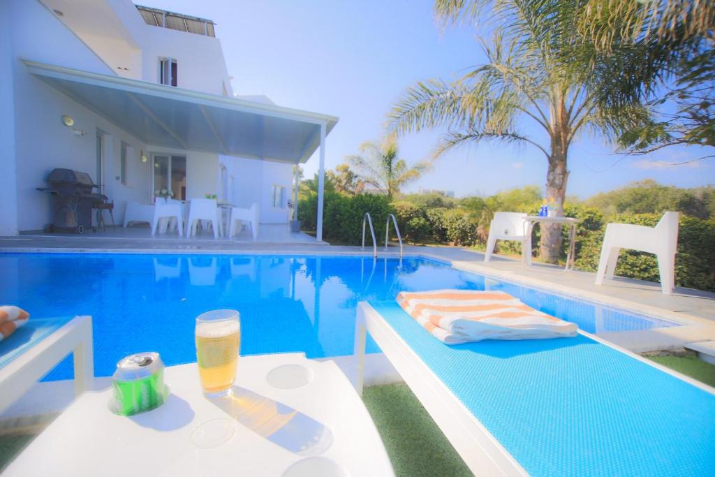 Bazén v ubytování Akefalou Bay Villa nebo v jeho okolí