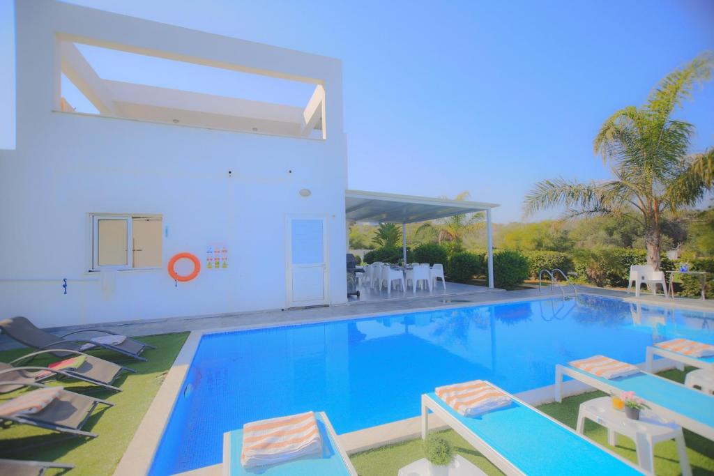 Bazén v ubytování Akefalou Bay Villa nebo v jeho okolí