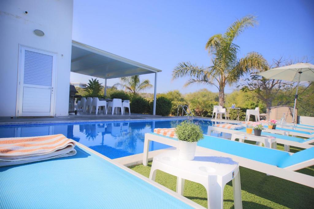 Bazén v ubytování Akefalou Bay Villa nebo v jeho okolí