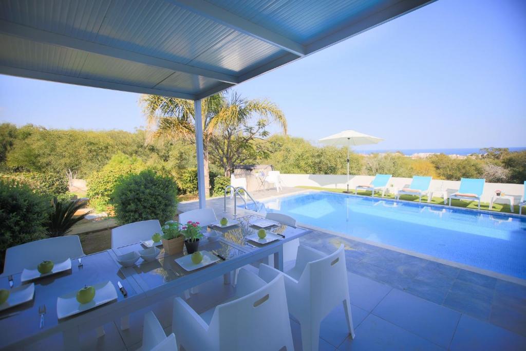 Bazén v ubytování Akefalou Bay Villa nebo v jeho okolí