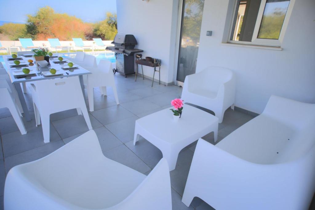 Posezení v ubytování Akefalou Bay Villa