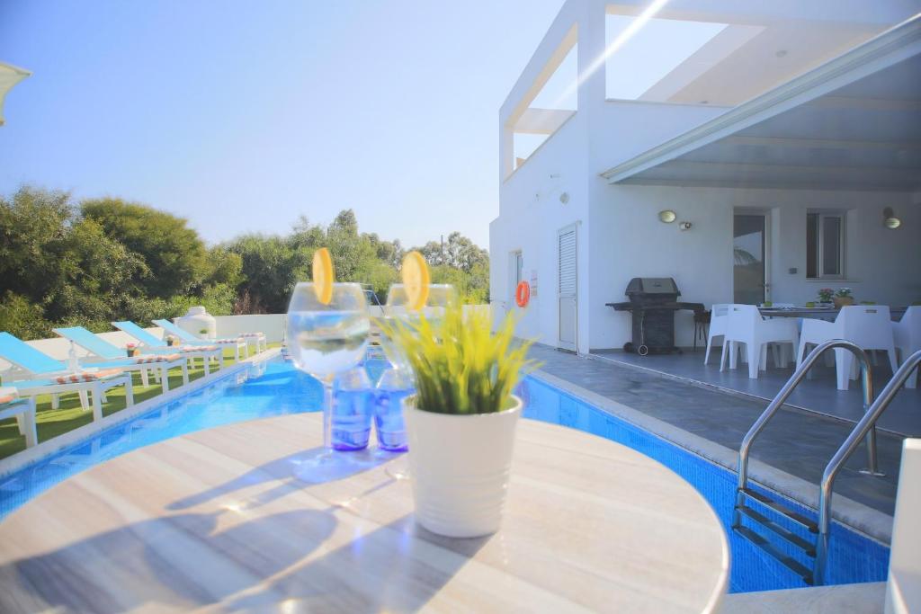 Bazén v ubytování Akefalou Bay Villa nebo v jeho okolí