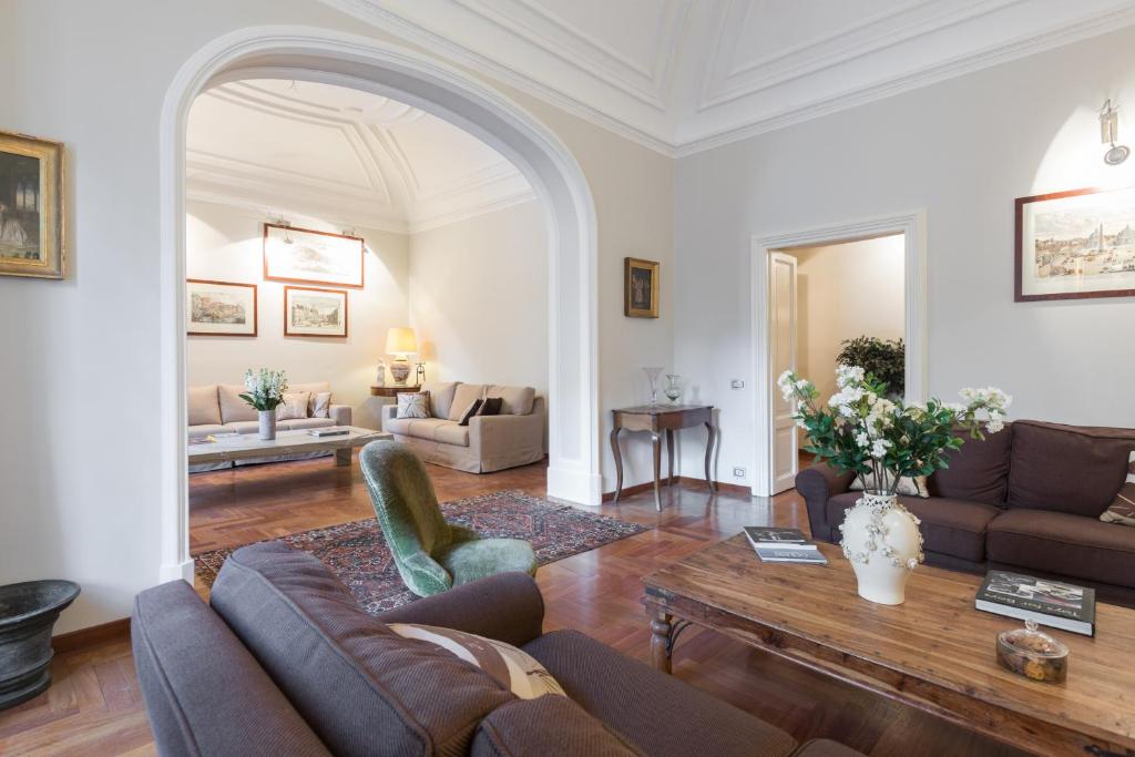 un soggiorno con divano e tavolo di Amazing 4 bedrooms apartment with garden a Roma
