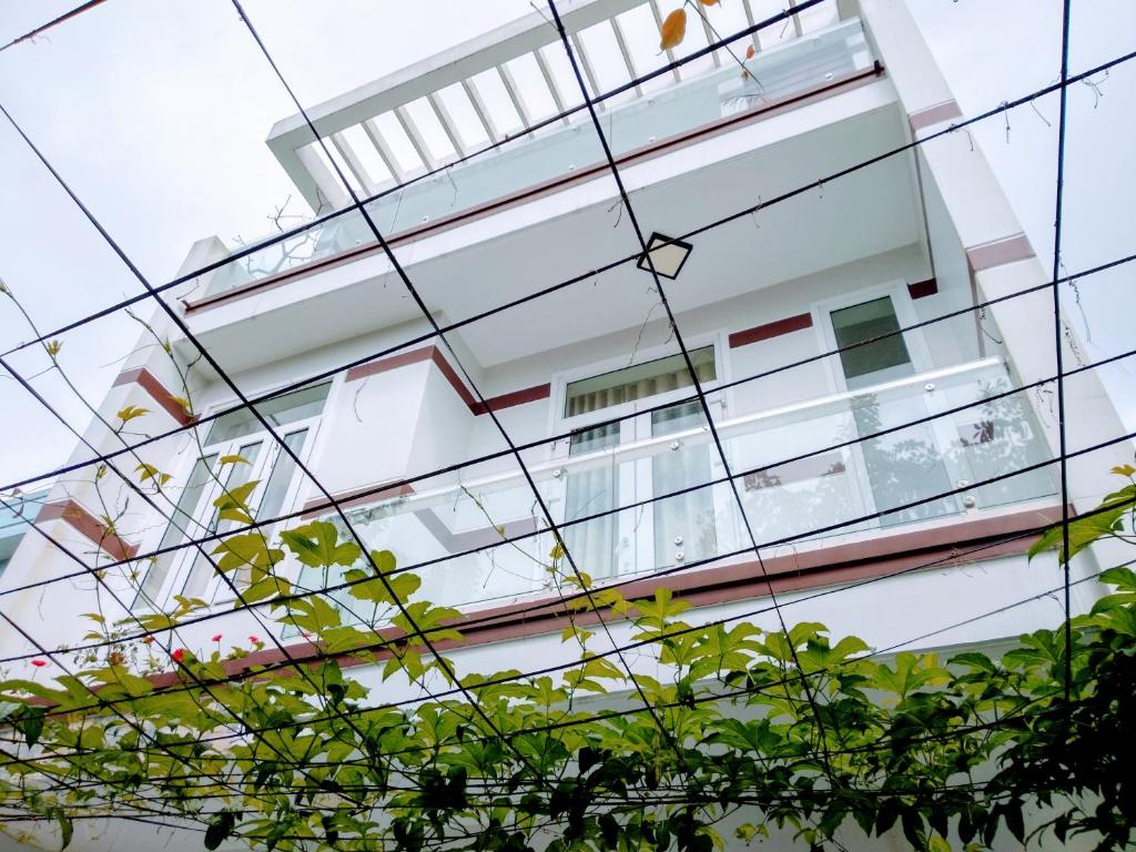 eine Glasdecke vor einem Gebäude in der Unterkunft Ly Ly River in Hoi An