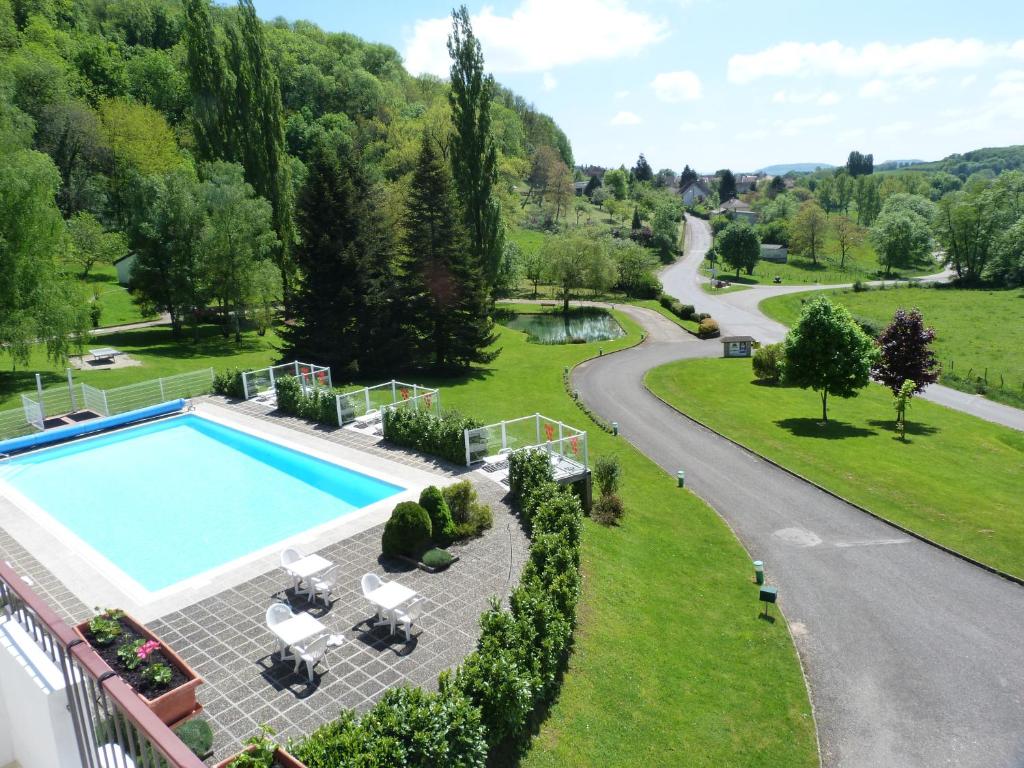 z góry widok na ośrodek z basenem i drogą w obiekcie Domaine du Revermont - Logis Hotel w mieście Passenans