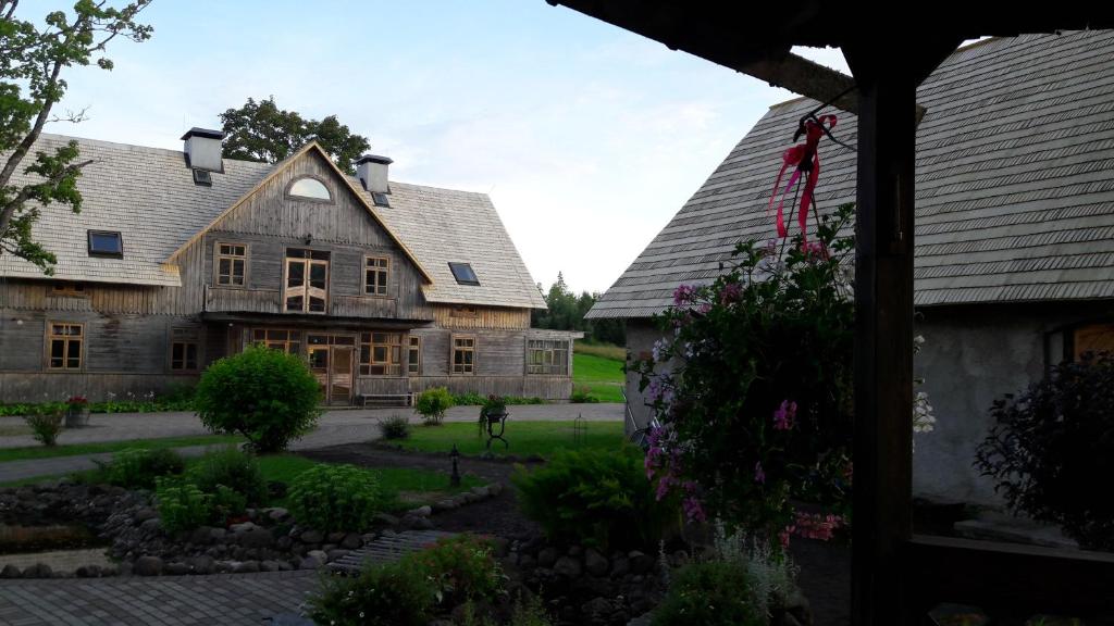 una vista desde el porche de una casa en Rezidence Kurzeme en Kāķīši