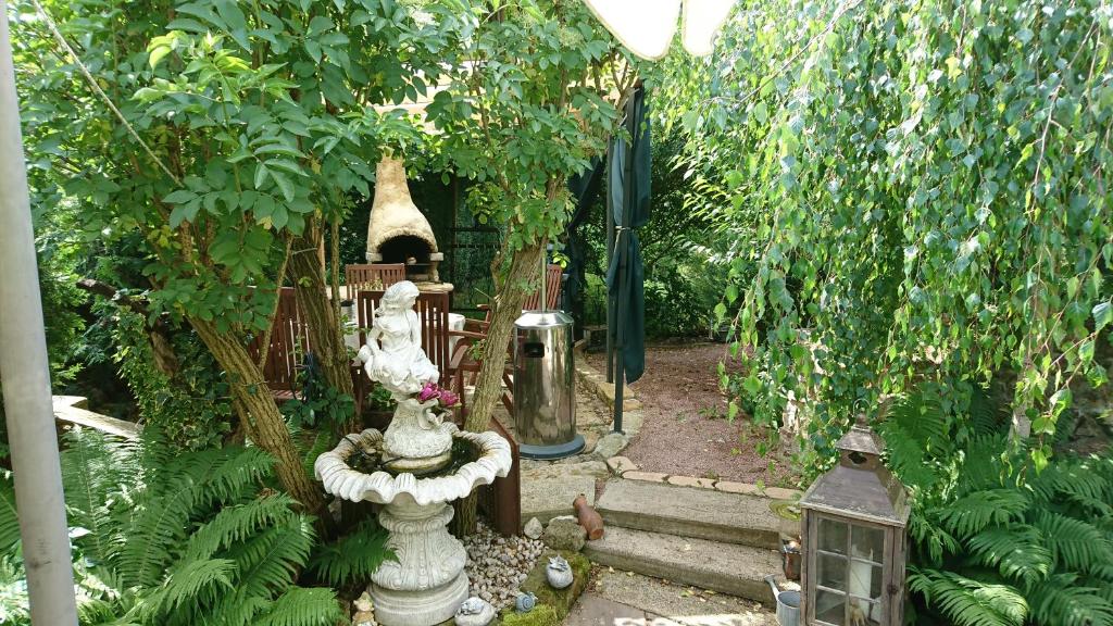 a garden with a fountain in the middle of it at Serpina in Löbsal