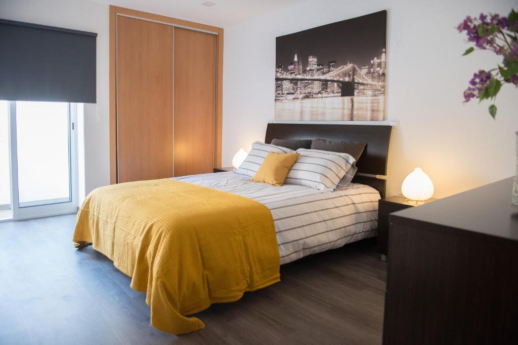 セジンブラにあるCasa Terramarのベッドルーム1室(黄色い毛布付きのベッド1台付)