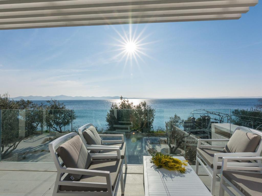 un patio con vistas al océano en Luxurious Villa in Kozino with Fenced Garden, en Kožino
