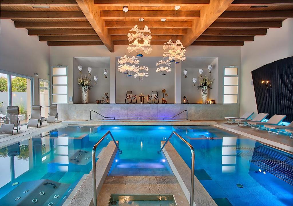 una piscina en una casa con una lámpara de araña en Hotel Eliseo Terme, en Montegrotto Terme