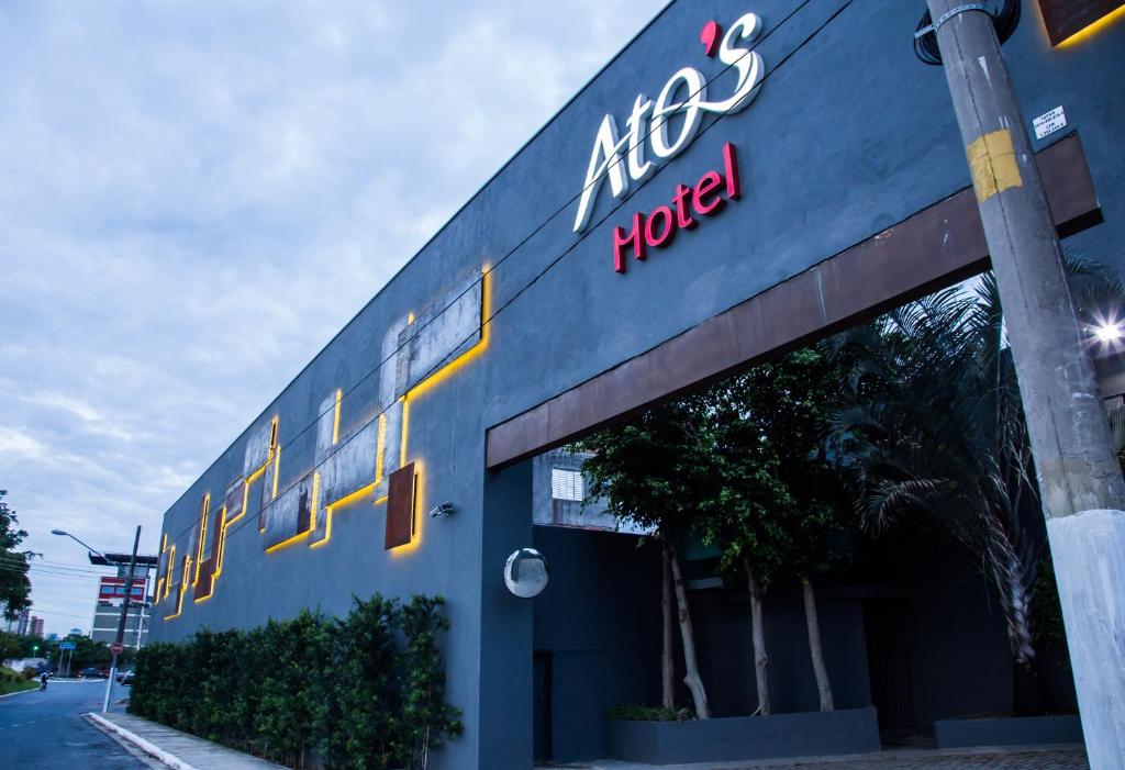 un edificio con un letrero de proyecto antidepresivos en su costado en Motel Atos ADULTS ONLY, en São Paulo