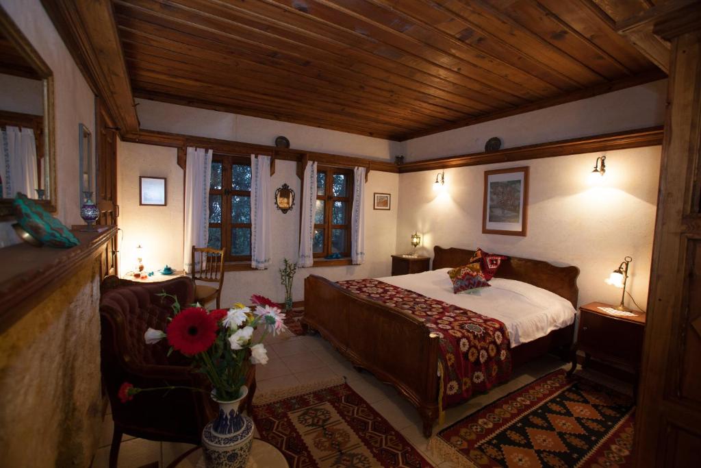 a bedroom with a large bed in a room at Hoyran Wedre Country Houses in Davazlar