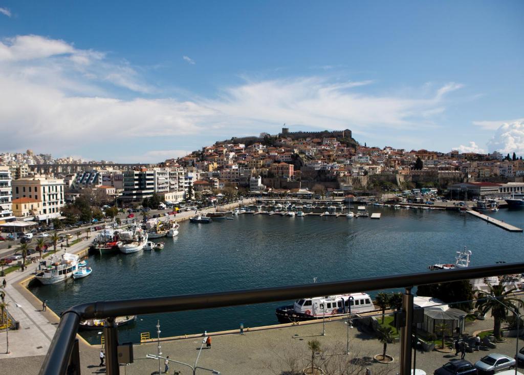 Blick auf einen Hafen mit Booten im Wasser in der Unterkunft Panorama Junior Suites in Kavala
