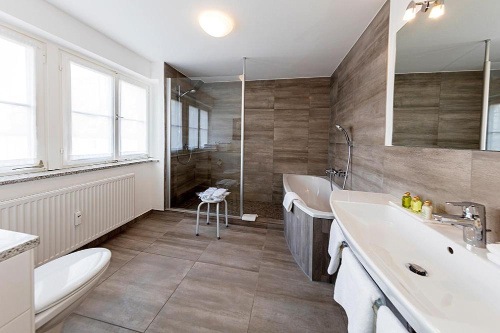 Koupelna v ubytování Burghotel