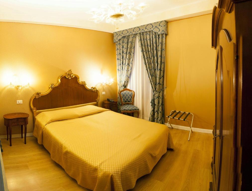 Postel nebo postele na pokoji v ubytování Hotel Locanda Canal