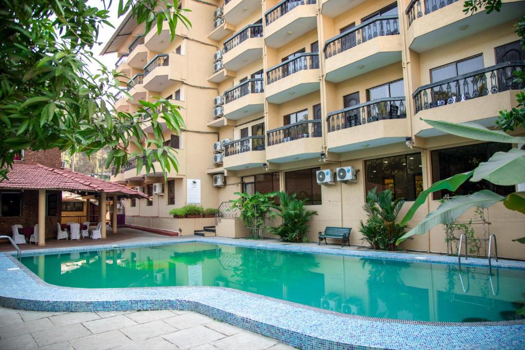 Bazén v ubytování Rendezvous Beach Resort Panjim nebo v jeho okolí