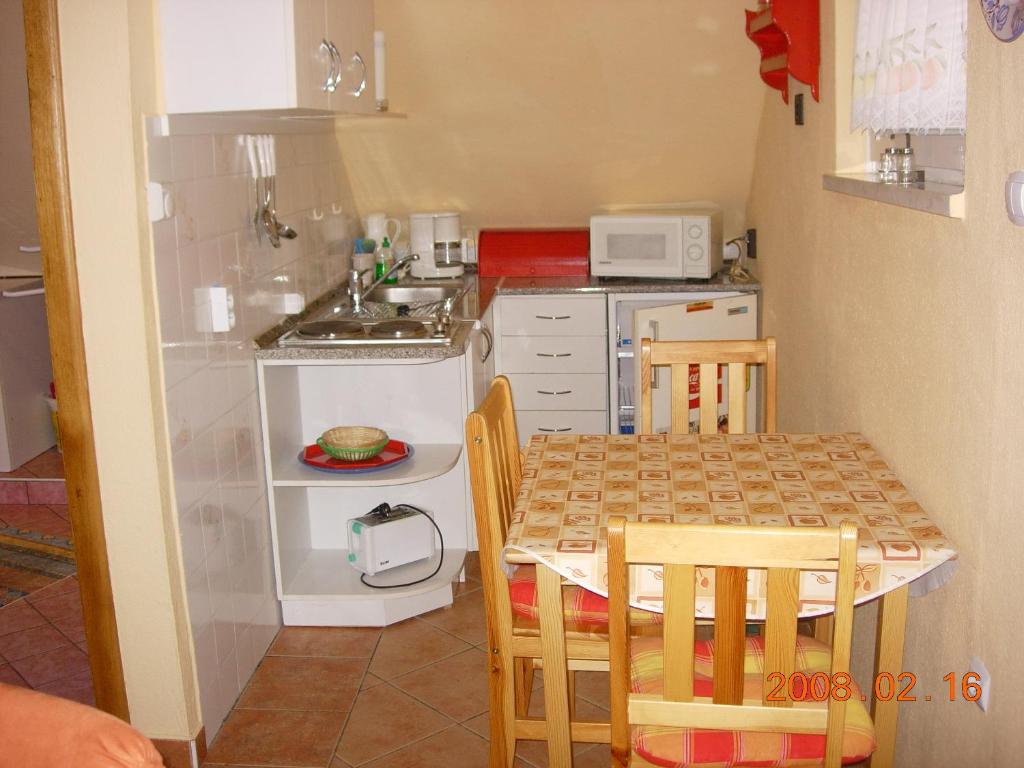 Kuchyň nebo kuchyňský kout v ubytování Alsóhegyi Apartmanok