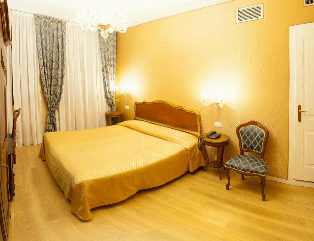Postel nebo postele na pokoji v ubytování Hotel Locanda Canal