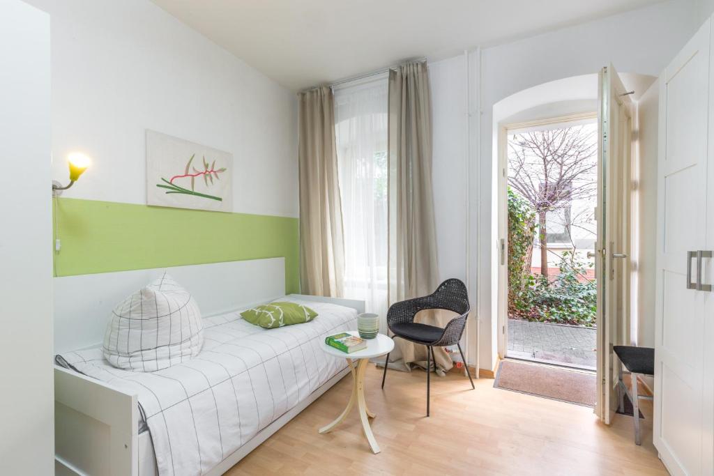 Schönes 2-Zimmer-Apartment in Kollwitzplatz-Näheにあるベッド