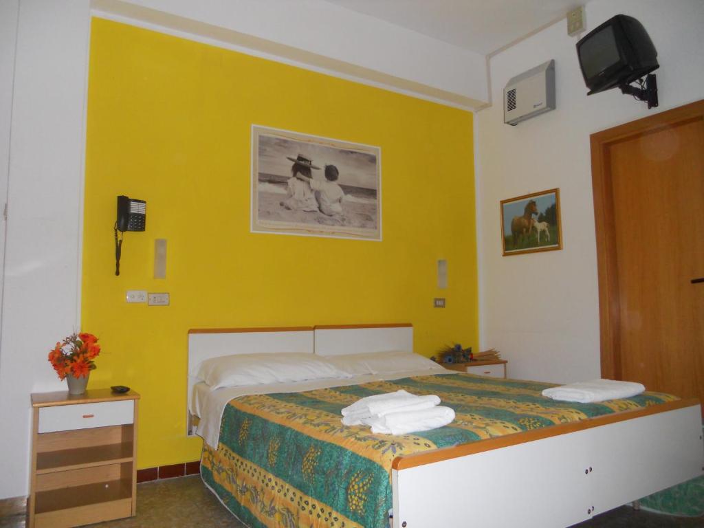 Postel nebo postele na pokoji v ubytování Hotel Pigalle