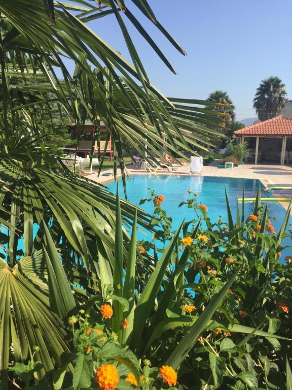 Bazén v ubytování Yaprak Hotel nebo v jeho okolí