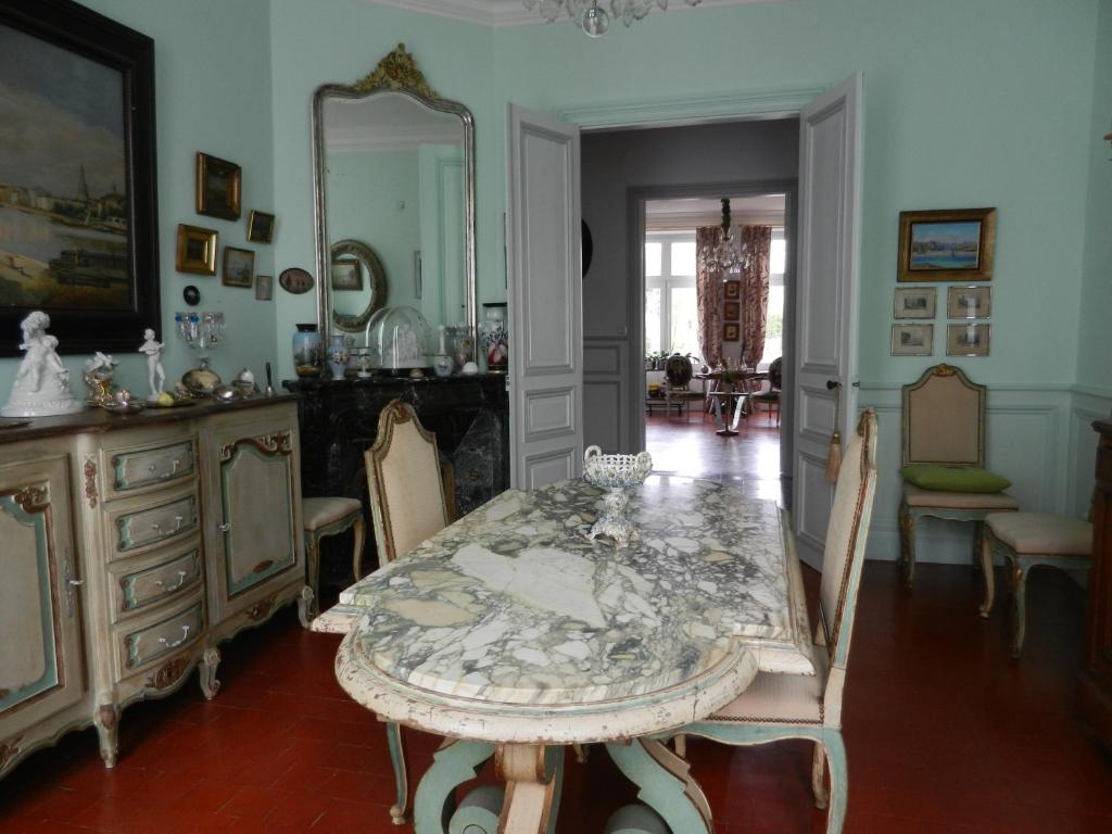サン・ジャン・ダンジェリにあるLa Maison de l'Ambassadeurのダイニングルーム(テーブル、鏡付)