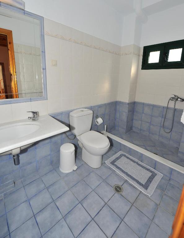 A bathroom at Pieros Studios Lisipios