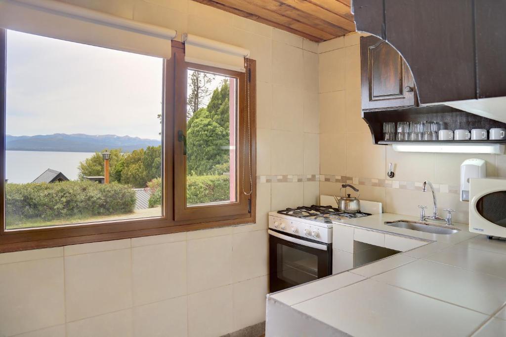 Kuchyň nebo kuchyňský kout v ubytování La Caleta Bungalows