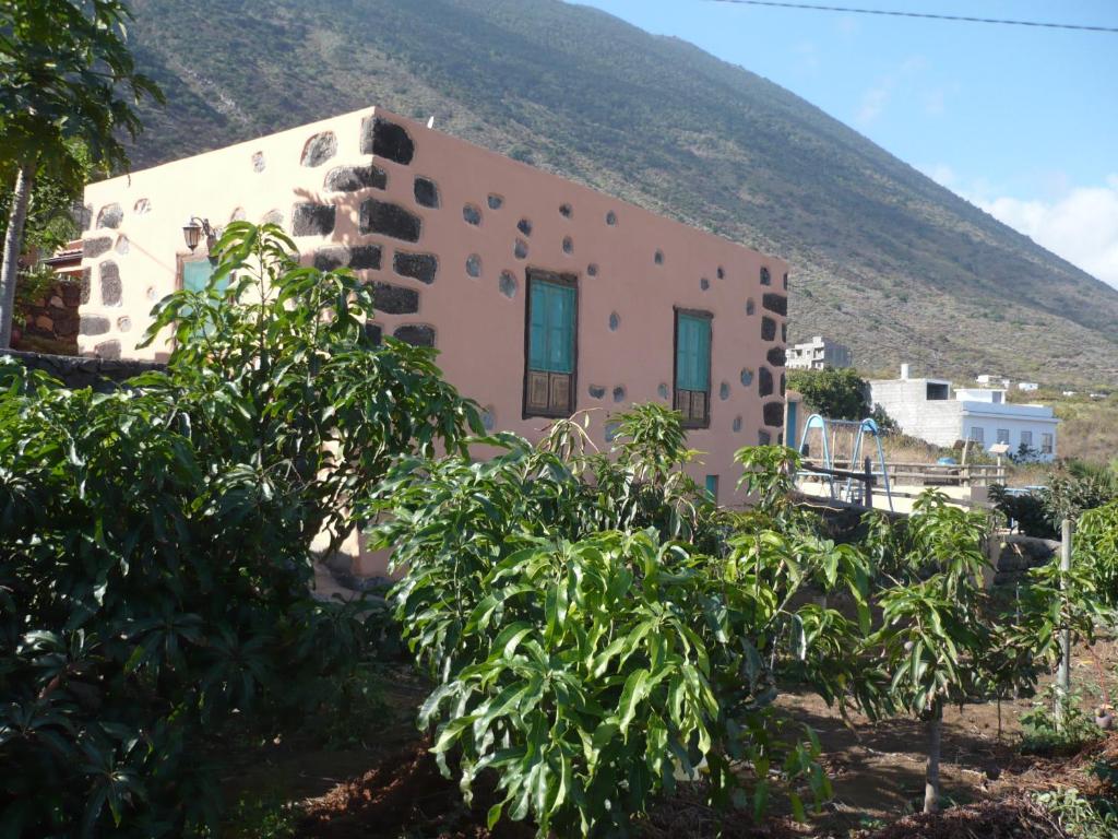 een gebouw met een berg op de achtergrond bij Casa de Mi Abuela Maria in Frontera