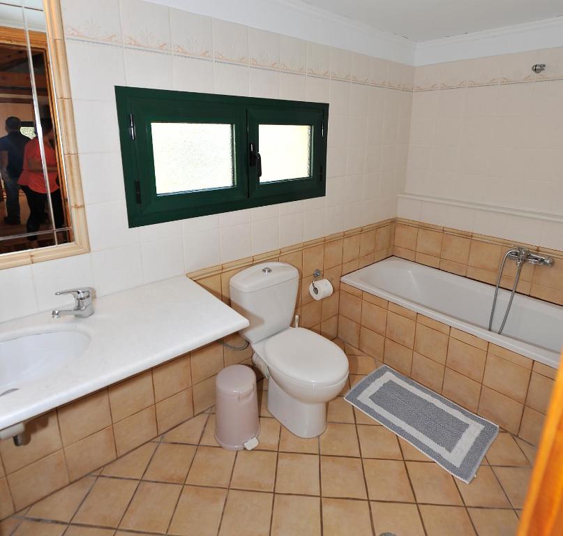 A bathroom at Pieros Studios Lisipios