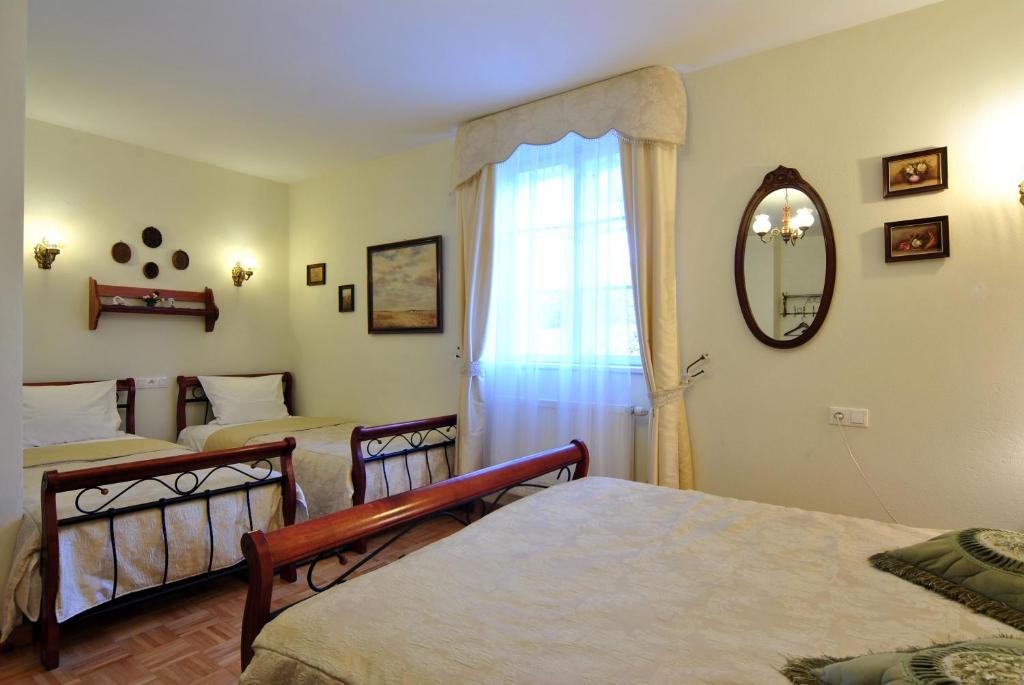 Dworek Ojca Mateusza - Family Room